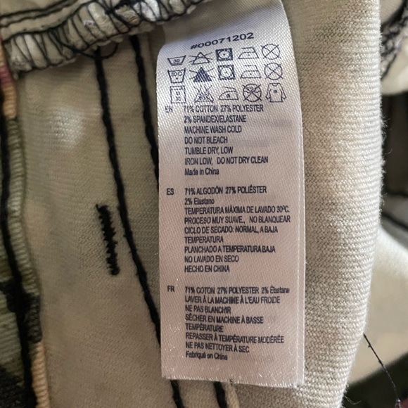 Floral print Forever 21 jean shorts - Picture 6 of 6